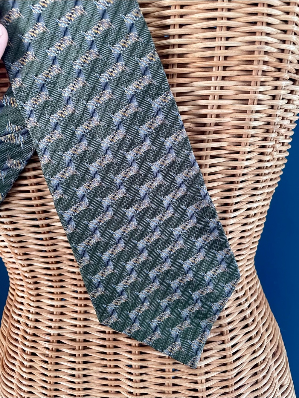 Vintage Geoffrey Beene Necktie 100% Silk USA Olive Green Gold Pattern 4” x 58”